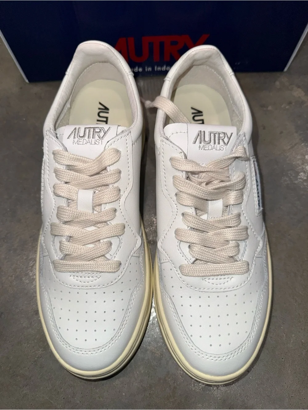 AUTRY SNEAKERS WOMAN MEDALIST LOW SNEAKER LEATHER, WHITE size 8 / EU 39